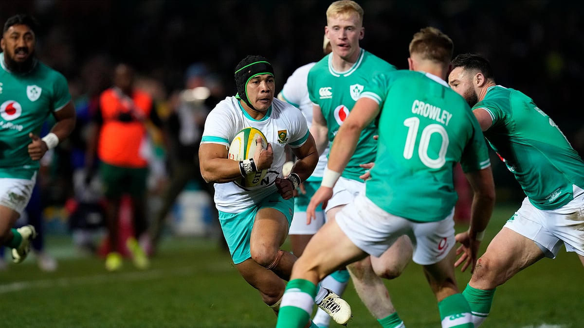  (AP Photo/Themba Hadebe) : South Africa's Cheslin Kolbe, centre, runs with the ball during a test match between South Africa and Ireland at Loftus Versfeld stadium in Pretoria, South Africa, Saturday, July 6, 2024.